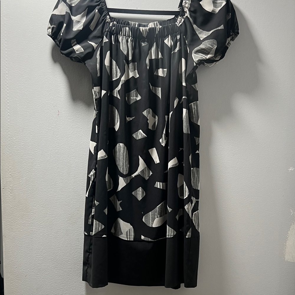 Daisy Fuentes Black and White Abstract Mini Dress. CAJA. # 1 B